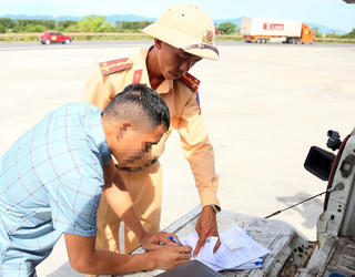 Quảng Trị: Xử phạt xe tải chở hàng vượt hơn 400% tải trọng