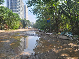 Hà Nội: Người dân lạng lách tránh 'ổ voi ổ gà' trên đoạn đường xuống cấp lâu năm