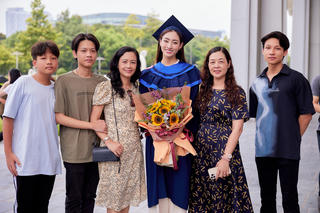 Hoa hậu Lương Thuỳ Linh rạng rỡ nhận bằng tốt nghiệp loại xuất sắc