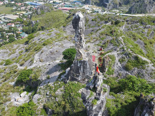 [Ảnh]: Di tích Hòn Vọng Phu bị sạt lở nghiêm trọng, cần nhanh chóng 'giải cứu'