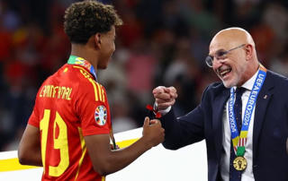 HLV De la Fuente: Từ người 'vô danh' đến người hùng