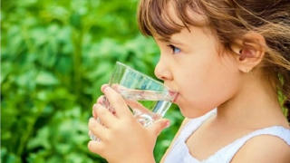 Trẻ uống bao nhiêu nước và nên uống nước ở nhiệt độ nào?