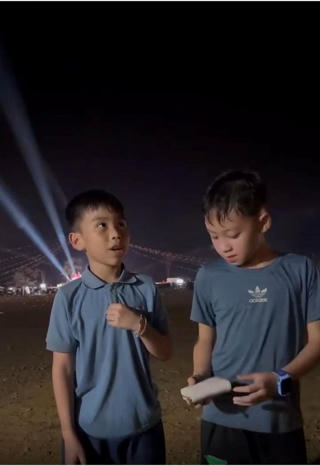 Hành động đẹp của 2 em nhỏ ngày đầu năm mới