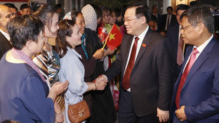 Chủ tịch Quốc hội Vương Đình Huệ thăm cộng đồng người Việt Nam tại Iran