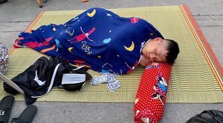 [VIDEO] CĐV ăn ngủ xuyên ngày đêm chờ lấy vé trận Chung kết bóng đá nữ