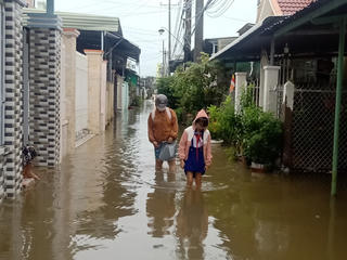 Người dân các khu dân cư ở TP Bạc Liêu khốn khổ vì triều cường