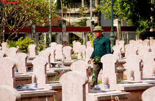 Xúc động chuyện người đàn ông thay cha làm quản trang tại Nghĩa trang liệt sĩ Núi Nài