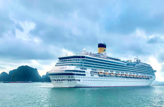 Quảng Ninh: Tàu biển đầu tiên đưa gần 3.500 du khách đến Hạ Long sau bão