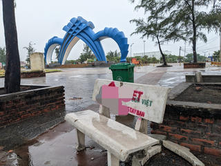 19 ghế đá tại Khu du lịch Cửa Việt bị in nội dung quảng cáo bài bạc