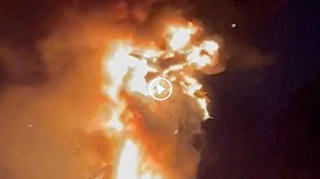 Khoảnh khắc con rồng phun lửa bất ngờ bốc cháy dữ dội