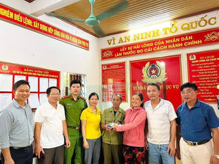 Hai vợ chồng trả lại 200 triệu đồng cho người đánh rơi