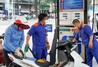 Giá xăng giảm 'nhỏ giọt', giá dầu mazut tăng nhẹ