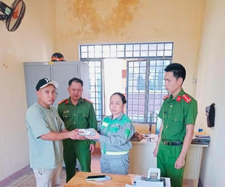 Nữ công nhân môi trường trả lại 100 triệu đồng cho người đánh rơi