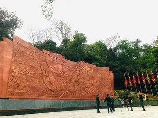 Trẩy hội Đền Hùng 2024: Chiêm ngưỡng bức phù điêu bằng đồng đỏ lớn nhất cả nước