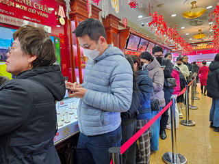 Hà Nội: Người dân xếp hàng mua vàng trước ngày vía Thần Tài