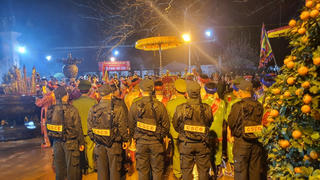 An ninh thắt chặt trong đêm khai Ấn đền Trần - Nam Định