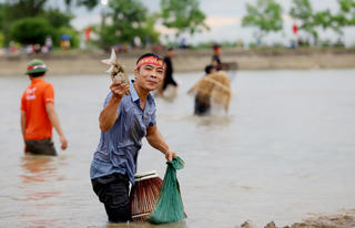 Độc đáo lễ hội bắt cá cầu may, mong mùa màng tốt tươi