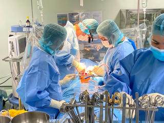 Cứu sống bệnh nhân Campuchia viêm phổi trên nền hậu Covid-19