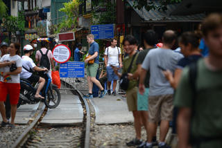 Chặn phố đường tàu này, du khách tràn sang 'phố đường tàu' khác