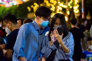 Du khách chen nhau tại phố đi bộ Trịnh Công Sơn ngày đầu mở lại