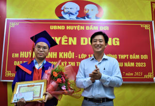 Cà Mau: Tuyên dương thủ khoa tốt nghiệp THPT năm 2023