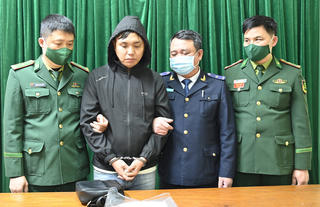 Bắt quả tang đối tượng vận chuyển vàng qua biên giới