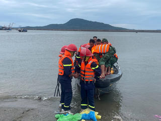 Quảng Ninh: Lật bè do dông lốc, 2 người tử vong