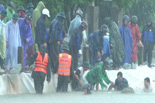 Huế: Gần 100 cán bộ, chiến sĩ và người dân dầm mình giữa mưa lũ để đắp đê chống sạt lở
