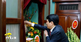 Chủ tịch nước Lương Cường dâng hương tưởng niệm Bác Hồ trong ngày đầu Xuân mới