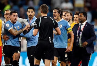 Cavani đấm gục màn hình công nghệ VAR sau khi Uruguay bị loại