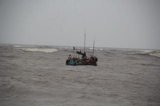 Quảng Trị: Sóng biển nhấn chìm 1 tàu đánh cá