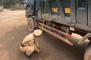 Công an huyện Sơn Động xử phạt hàng trăm xe chở quá khổ, quá tải