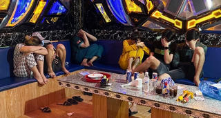 Vĩnh Long: Bắt nhóm thanh thiếu 'bay lắc' trong quán karaoke