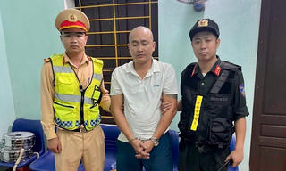 Người đàn ông ‘áp tải’ 29kg pháo hoa trái phép, khi đi qua Thanh Hóa thì bị bắt