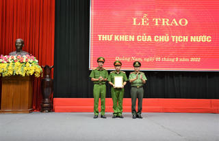 Trao Thư khen của Chủ tịch nước cho lực lượng cứu hộ thầy và trò bị mắc kẹt do lũ