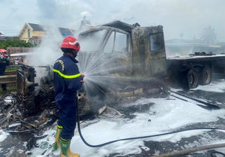 Hải Phòng: Xe đầu kéo bất ngờ bốc cháy trên Quốc lộ 5 cũ