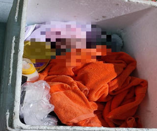 Xót xa bé gái bị bỏ rơi được đặt trong thùng xốp