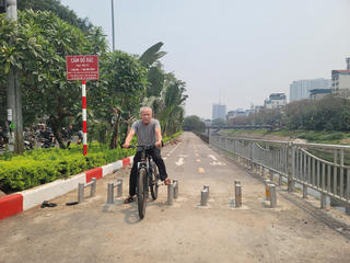 Thay rào chắn tại tuyến đường dành cho xe đạp đầu tiên ở Hà Nội