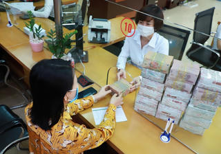 Tiền chảy mạnh vào ngân hàng