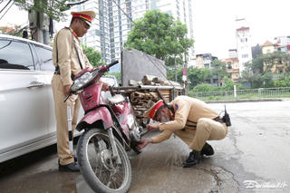 Hà Nội: Nhiều tài xế chở hàng cồng kềnh bị phạt 'nặng' nhưng vẫn tái phạm