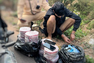 Cảnh sát giao thông Bắc Giang bắt đối tượng vận chuyển 11,8 kg pháo