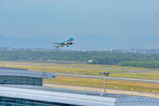 Máy bay của Vietnam Airlines bốc khói ở động cơ nên phải quay đầu hạ cánh khẩn cấp