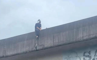 Hà Nội: Cô gái trèo lên lan can đường Vành đai 3 gây nguy hiểm