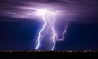 Hà Nội: Mưa lớn một phụ nữ bị sét đánh khi hái rau