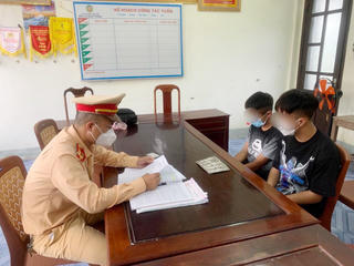 2 thanh niên 'bốc đầu' trước camera an ninh bị phạt 8 triệu đồng