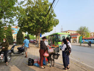 Nói “không” với quà vặt trước cổng trường