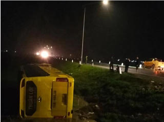 Xe giường nằm chở 39 khách lao xuống ruộng sau va chạm với xe 4 chỗ ở Quảng Trị