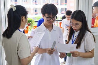 Đề thi nhiều câu hỏi khai thác các bài Toán thực tế, có chiều sâu và định hướng rõ ràng