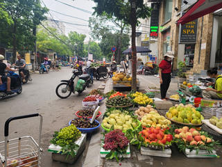 Hà Nội: Điểm khai thác đỗ xe, hàng quán, họp chợ 'xâu xé' hè phố