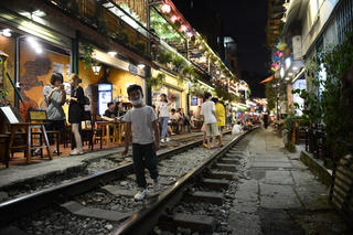 Phố đường tàu Phùng Hưng nhộn nhịp dịp nghỉ Lễ 2-9